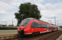 Hier 442 008-9 als Lz, auf Rangierfahrt am 25.7.2015 in Cottbus.