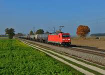 185 357 mit einem Kesselzug am 27.10.2015 bei Langenisarhofen.