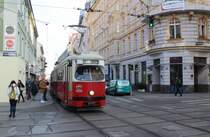 Wien Wiener Linien SL 49 (E1 4550, Rotax 1975) Westbahnstraße / Kaiserstraße am 12. Oktober 2015.