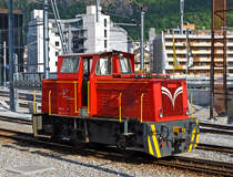 
Die kleine Diesellok (Diesel-Rangiertraktor) Tm 2/2 74 der MGB (Matterhorn Gotthard Bahn), (ex BVZ 74, ex DB 333 901-7, ex Kerkerbachbahn, Limburg (Lahn)  18   ) am 28.05.2012 in Visp. Die Aufnahme konnte ich aus einem fahrenden Zug heraus machen.

Die Lok wurde 1958 bei Ruhrthaler (Mülheim/Ruhr) unter der Fabrik-Nr. 3574  als Typ D 250 VK/V  (1.000 mm Spur), für die Kerkerbachbahn in Limburg an der Lahn als  18   gebaut, dort wurde sie schon 1961 umgespurt auf 1.435 mm. Nach Einstellung der Kerkerbachbahn ging sie an die DB als 333 901-7, wo sie dann im Mai 1979 augemustert wurde. Nach mehreren Stationen in Deutschland wurde sie dann 1991 von der BVZ gekauft und wieder auf 1.000 mm umgespurt und unter der Betr.-Nr. 74 eingesetzt.

