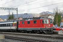 Re 4/4 II 11112 durchfährt den Bahnhof Sissach. Die Aufnahme stammt vom 23.11.2015.