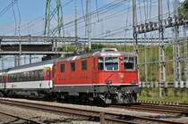 Re 4/4 II 11152 durchfährt den Bahnhof Muttenz. Die Aufnahme stammt vom 28.08.2015.