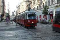Wien Wiener Linien SL 49 (E1 4554, Rotax 1976) Westbahnstraße / Kaiserstraße am 12. Oktober 2015.