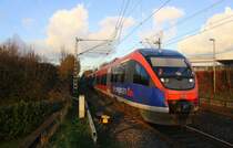 Zwei Euregiobahn (RB20) aus Heerlen(NL)-Stolberg-Hbf kommen die Kohlscheider-Rampe hoch aus Richtung Herzogenrath und halten in Kohlscheid und fahren in Richtung Richterich,Laurensberg,Aachen-West. 
Bei Sonne und Wolken am Kalten Nachmittag vom 26.11.2015.