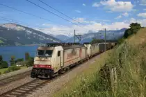 Crossrail 186 103 oberhalb des Thuner Sees bei Kumm zwischen Spiez und Thun, 15.06.2012.
