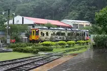 Bei strömenden Regen fährt der DRC1012 am 03.Juni 2014 in die Checheng Station ein.