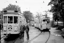 København / Kopenhagen Københavns Sporveje: Eines Sonntags im August 1967 halten die Triebwagen KS 470 und KS 821 in der Endstation Emdrupvej. - Der zweiachsige Triebwagen 470 fuhr mit dem Bw 1054 als Sonderzug auf der Strecke der SL 10 für Mitglieder der Dänischen Gesellschaft für Straßenbahngeschichte, während der sechsachsige DÜWAG-Gelenktriebwagen 821 in planmäßigem Betrieb auf der SL 16 war. - Scan von einem S/W-Negativ. Film: Ilford FP 3. Kamera: Konica EE-matic.