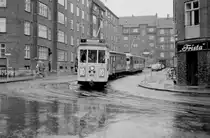 København / Kopenhagen Københavns Sporveje: Der Tw 470 und der Bw 1054 halten eines Sonntags im August 1967 als Sonderzug an der Ecke Sibbernsvej / Toftegaards Plads im Stadtteil Valby. Hinter dem Sonderzug hält ein DÜWAG-GT6 in planmäßigem Betrieb auf der SL 10. - Der Tw 470 und der Bw 1054 befinden sich heute in der Sammlung des Dänischen Straßenbahnmuseums. - Scan von einem S/W-Negativ. Film: Ilford FP 3. Kamera: Konica EE-matic.