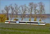 GTW 2/8 der Thurbo bei Triboltingen. Auf der anderen Seite die St. Georgskirche auf der Reichenau. November 2015.