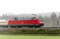 DB 152 028-7 zwischen Bruchsal und Brettem im Güterverkehr. Aufgenommen an einem nebligen Tag am 27.11.15