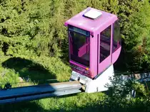 Schrägaufzug Bettmeralp-Alpmatten  Mieschgihalta . Eröffnung: 2000. Die nur 134 Meter lange Strecke führt in 2 min steil hinunter in den ca. 50 m tiefer liegenden Dorfteil Alpmatten. Dort befinden sich viele Ferienchalets. Aber auch einige Einheimische wohnen dort. Ihnen allen ermöglicht die kleine Standseilbahn einen sehr bequemen Aufstieg hinauf auf das Höhenniveau der restlichen Dorfteile der Bettmeralp. Die kleine Bergstation befindet sich gut versteckt hinter einem Wohnhaus, ist jedoch unübersehbar ausgeschildert. Die Bahn wird von der Bergstation der Luftseilbahnen aus videoüberwacht, fährt aber vollautomatisch - 26.06.2015