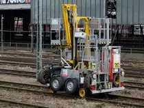 Selbstfahrende Zweiwegehubbühne der DB Bahnbau GmbH (selbstfahrendes schienengebundenes Gerät Register Nr. G 9936 013) des französischen Herstellers La Gamme France Elévateur (Modell: 4'AXE) abgestellt in Wanne-Eickel am 18.11.2015 (Bild 2)