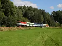 Die 749 006 mit einem Os nach Čerčany am 28.09.2015 unterwegs bei Smrčná.