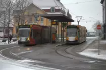 Linie 1 und 10 an der Haltestelle Bahnhof Nordhausen.
Linie  10 ist ein Combino Duo welcher aus Ilfeld gekommen ist.
