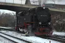   Meine Lok   99 7243-1, eine   wilde  Lok, da nicht im Regelplan laufend, ist früh von Wernigerode gekommen und wird den Fotografen als Führerstandsgast bis Drei Annen Hohne mitnehmen. Nordhausen, 28.11.2015 09:56 Uhr.  