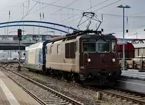 BLS: Momentaufnahmen von  braunen Mutzen  der BLS mit unterschiedlichen Stromabnehmern. Re 4/4 177 mit Scherenstromabnehmer auf Durchfahrt in Weil am Rhein am 27. November 2015.
Foto: Walter Ruetsch