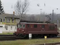 BLS: Momentaufnahmen von  braunen Mutzen  der BLS mit unterschiedlichen Stromabnehmern. Re 4/4 195 mit Einholmstromabnehmer vor dem historischen Stellwerksgebäude in Weil am Rhein am 27. November 2015.
Foto: Walter Ruetsch