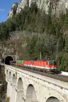 1144.121+276 fahren mit G-54052 über den Krausel-Klause-Viadukt mit dem Polleroswandtunnel im Hintergrund. 28.11.15