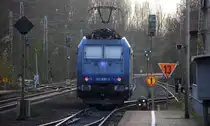 Ein Nachschuss von der 185 536-0 von Crossrail kommt als Lokzug die Kohlscheider-Rampe hoch aus Richtung Neuss und fährt in Richtung Aachen-West und fährt durch Kohlscheid. 
Bei Sonne und Wolken am Kalten Nachmittag vom 28.11.2015.