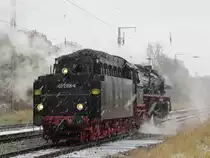 Am 28.11.2015 kam die 03 2155 der WFL mit einem Sonderzug, anlässlich der Wiedervereinigung Deutschlands, von Berlin-Spandau nach Stralsund. Hier befindet sich die Lok auf Drehfahrt im Bahnhof Miltzow. Um auf der Rücktour wieder mit Lok, statt Tender voran, fahren zu können, bot sich dieses Spektakel. Von Stralsund Hbf ging es nach Stralsund-Rügendamm und von da aus nach Miltzow. In Miltzow wartete die Maschine die Kreuzung mit dem RE 18313 ab, bevor es auf dem Gegengleis zurück nach Stralsund ging. Nun hatte man genügend Zeit diese wunderbare Dampflok von der Ladestraße in Miltzow auf der Speicherkarte zu verewigen. 
