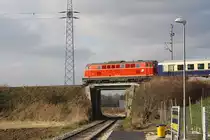 NLB 2143 070-7 am 28.November 2015 mit dem SLP 17501 nach Praterstern über der Hst. Mistelbach Interspar.