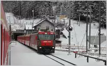 RE1128 mit Ge 4/4 III 642  Breil/Brigels  in Preda. (28.11.2015)