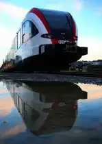 Spiegelungen sind ja mein liebstes . Und so hab ich gestern kurzerhands die Pfütze in Wies Eibiswald genutzt um den abgestellten GTW abzulichten . 28.11.2015