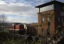 Dienstschluß , der Meesta und sein Heizer auf dem Weg zum Sozialgebäude in Wernigerode, Betriebsfähig (?)  abgestellt vor dem  Stellwerk 199 874-9.28.11.2015 13:31 Uhr.