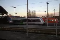 Fotografenfreundlich aufgestellt in Halle: v.l. MRCE Dispolok mit der Reginalbahn nach Eisenach (Fotografentipp- modenisierte Silberlinge/Halberstädter mit Fenstern zum öffnen), die S-Bahn nach Leipzig  und ein RE  Richtung Goslar.Wenn doch nur die 
Lampenmasten nicht wären ! 28.11.2015 15:48 Uhr.