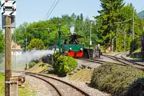 
Da hat wohl jemand zu viel Dampf und muss ihn anlassen - Die G 2/2 Krauss-Kastendampflok (Tramlok) Nr. 4 der Museumsbahn Blonay–Chamby steht am 27.05.2012 beim Wasserhahn bzw. bei der Bekohlung in Chaulin. 

Die Lok wurde 1900 bei Krauss, München unter der Fabriknummer 4278 für die Ferrara Codigoro (FER), Italien, gebaut.
