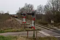 Der sonntägliche gemischte Güterzug von München Nord nach Mühldorf war am 29.11.15 mit 247 057-3 bespannt. Im  Schlepptau  befand sich auch 294 836-2, die vorher in Feldkirchen Kesselzüge rangierte, oder im Verschubdienst am Container-Terminal München-Riem und weiterhin von München-Süd aus im Übergabedienst eingesetzt war. Das Bild entstand am Posten Dürnberg.