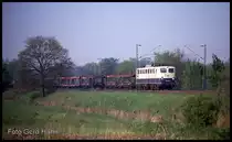 Mit einem leeren Autotransportzug kam 140409 am 15.5.1992 um 8.53 Uhr auf der Rollbahn am Ortsrand von Hasbergen in Richtung Osnabrück daher.
