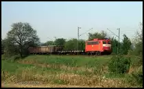 Mit einem Güterzug in Richtung Osnabrück war am 15.5.1992 um 9.21 Uhr 140267 am Ortsrand von Hasbergen zu sehen.
