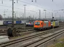 RTS: Am 27. November 2015 wartete das bunte Trio bestehend aus RTS SWIETELSKY 1216 902. ERS RAILWAYS E 89-2 ES 64 F4 und die POZNAN E 89-213 mit Werbeanstrich in Weil am Rhein auf ihre nächsten Einsätze.
Foto: Walter Ruetsch