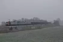 185 665 und 186 437 hatten 187 003 im Sandwich - und einen Schrottzug am Haken, aufgenommen am 28. November 2015 bei Großkarolinenfeld.