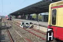 Bf. Hennigsdorf bei Berlin 25.4.2015. Früher war das mal ein Durchgangsbahnhof. Zu DDR-Zeiten wegen der Unterbrechung der S-Bahn ein Kopfbahnhof. Bis zu Elektrifizierung in den 80-er Jahren gabs noch eine S-Bahn die auf dem Streckenrest zwischen Hennigsdorf und Velten /Mark pendelte.
Nach Wiederaufbau der S-Bahn-Verbindung nach Berlin hat sich daran eigentlich nichts geändert: Am ehemals gemeinsamen Bahnsteig für S-Bahn und Personenzüge stehen sich jetzt zwei Prellböcke gegenüber (Im Vordergrund eine S-Bahn, im Hintergrund ein GTW der Regionalbahn. Damit ist wohl eine Art  doppelseitiger Kopfbahnhof  geschaffen worden, denn ein durchgehendes Gleis von hier nach Berlin gibt es bis heute nicht!