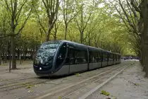 Frankreich / Straßenbahn Bordeaux: Alstom Citadis 402 der TBC Bordeaux, Wagen 2228, aufgenommen im September 2015 in der Nähe der Haltestelle  Quinconces  in Bordeaux.