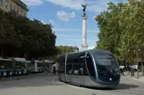 Frankreich / Straßenbahn Bordeaux: Alstom Citadis 302 der TBC Bordeaux, Wagen 2242, aufgenommen im September 2015 in der Nähe der Haltestelle  Quinconces  in Bordeaux.