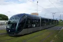 Frankreich / Stra�enbahn Bordeaux: Alstom Citadis 402 der TBC Bordeaux, Wagen 1309, aufgenommen im September 2015 an der Haltestelle  Arts & M�tiers  in Bordeaux.