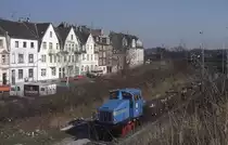 Lok 7 der Mannesmann Werke bringt eine Fuhre vom Bahnhof Düsseldorf Rath ins Werk an der Oberhausener Straße, 05.03.1987.