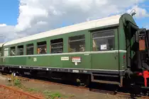 Der Rekowagen der Dampflokfreunde Berlin der Bauart Bag (75 80 93-29 102-2 D-DLFB) am 19.09.2015.
Der Wagen wurde 1962 im Raw Halberstadt gebaut und ist in den Dampfsonderzug von Berlin Schöneweide nach Berlin-Lichtenberg anlässlich des 12. Eisenbahnfest in Berlin Schönweide eingereiht.
Der Wagen hat schon eine bewegte Geschichte in der Nummerierung hinter sich, ursprünglich  357-661 als Bauart Bgetr, dann 50 50 24-15 215-7 als Bauart Tr-WG2 und dann 50 80 24-15 215-7.
Und einige Baugruppen haben schon eine gewisse Zeit als Donnerbüchse hinter sich.
