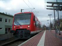650 305-6 f�hrt am Morgen des 10. M�rz 2007 in die S-Bahn Station Pforzheim Maih�lden ein.