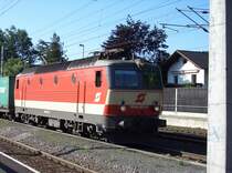 Eine der wenigen Schachbrett 1044er saust am 7.6.2004 mit einem Containerzug durch den Bahnhof Salzburg-Aigen.