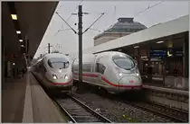 Der einfahrende ICE 103 von Hannover nach Basel (via Köln) begegnet in Mannheim dem von Paris Est auf die Abfahrt nach Frankfurt (Main) HBF wartenden ICE 9551.
4. Dez. 2015