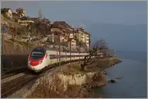 Nach soviel Schmalspur doch noch etwas Normalspur: Der SBB RABe 503 106 als EC 34 pünktlich zum vorzeitigen Sonnenuntergang bei St- Saphorin. 
8. Dez. 2015