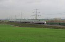 DB 411 029 mit der Beschriftung  Leipzig  + 411 073  Halle (Saale)  als VDE 8.2 Er�ffnungssonderzug ICE 9501 von Halle (S) Hbf nach Erfurt Hbf, am 09.12.2015 auf der Neubaustrecke bei Erfurt-Vieselbach. Die Triebzug  Leipzig  war nicht der Originale und wird sicher die kommenden Tage wieder auf seinen urspr�nglichen Namen  Kiel  zur�ckgeklebt. 