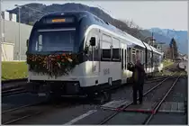 Die MOB hat keine M�he gescheut und kr�ftig Werbung f�r die Einweihung des MVR ABeh 2/6 7501 gemacht, mit der Folge, dass es f�r die Bahnfotogarfen nicht ganz einfach sein wird, ein  einfaches Bild  des SURF ABeh 2/6 7501 zu bekommen...
Blonay, 11. Dez. 2015

PS: Das Bild ist nicht gestellt, doch ich musste lange warten, bis der Walter Ruetsch (unbewusst) so stand, dass dieses Bild gelingen konnte.
