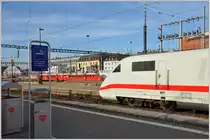 Während ICE 70 aus Chur auf die Abfahrt Richtung Hamburg wartet, fährt im Hintergrund der Churchilpfeil ein. Zürich HB. (13.12.2015)