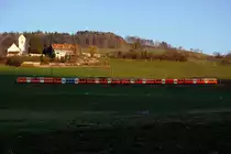 RBS:  Sonne und Schatten  Die S7 befindet sich auf der Sonnenseite. Die Frequenzen wachsen von Jahr zu Jahr und neues Rollmaterial ist in Evaluation. Die Doppeltraktion der S7 bestehend aus Be 4/12 MANDARINLI ist am 14. Dezember 2015 im allerletzten Abendlicht bei Vechigen verewigt worden.
Foto: Walter Ruetsch 