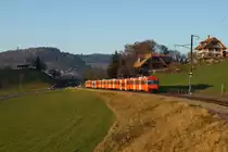 RBS:  Zug in der Landschaft  Doppeltraktion Be 4/12 MANDARINLI der S7 auf der Fahrt nach Worb Dorf bei Vechigen am 14. Dezember 2015.
Foto: Walter Ruetsch